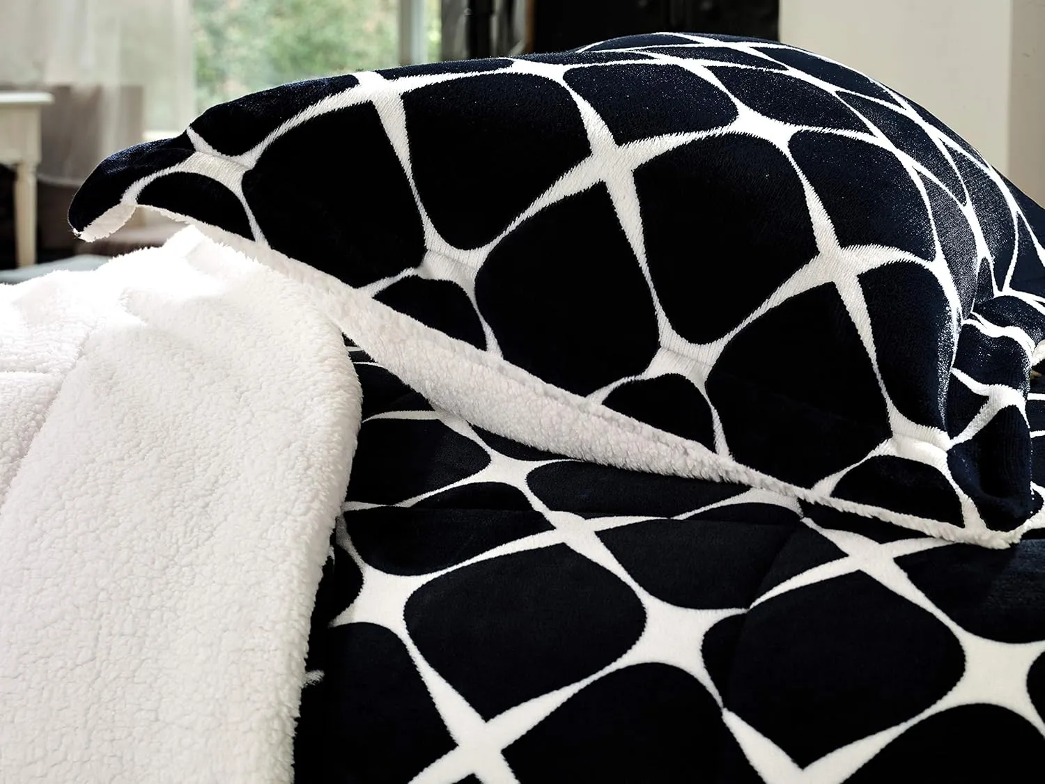 Elegant Comfort Softest, Coziest Premium Quality Heavy Weight Bloomingdale Pattern Micromink Sherpa-Backing Reversible Down Alternative Micro-Suede 3-Piece Comforter Set, Full, Black