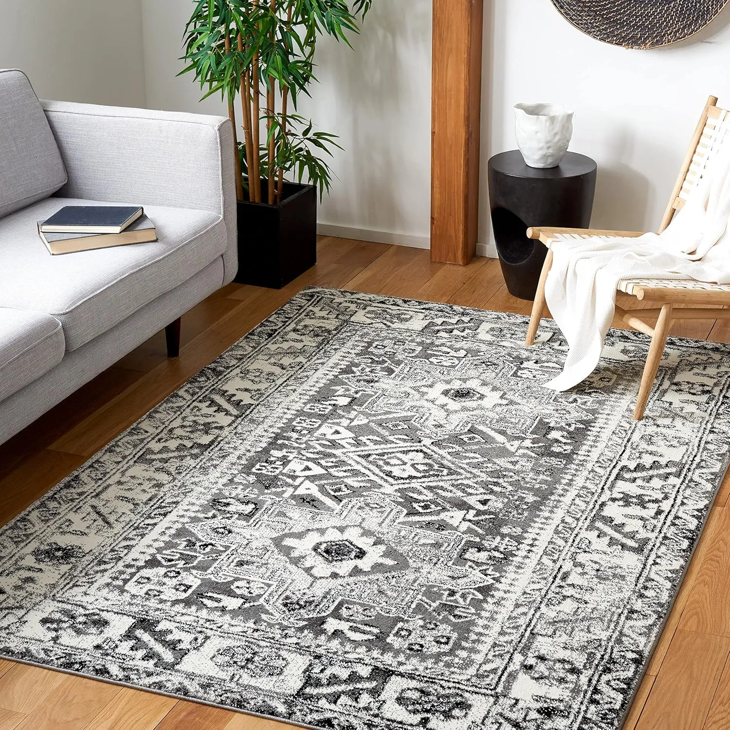 SAFAVIEH Vintage Hamadan Collection Area Rug - 5'3" x 7'6", Light Blue & Black, Traditional Oriental Design, Non-Shedding & Easy Care, Ideal for High Traffic Areas in Living Room, Bedroom (VTH211M)